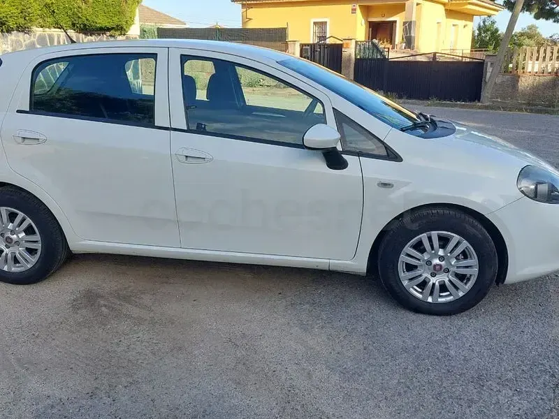 Usado Fiat Punto Pop 75 CV (55 kW) 2015 Blanco Utilitario