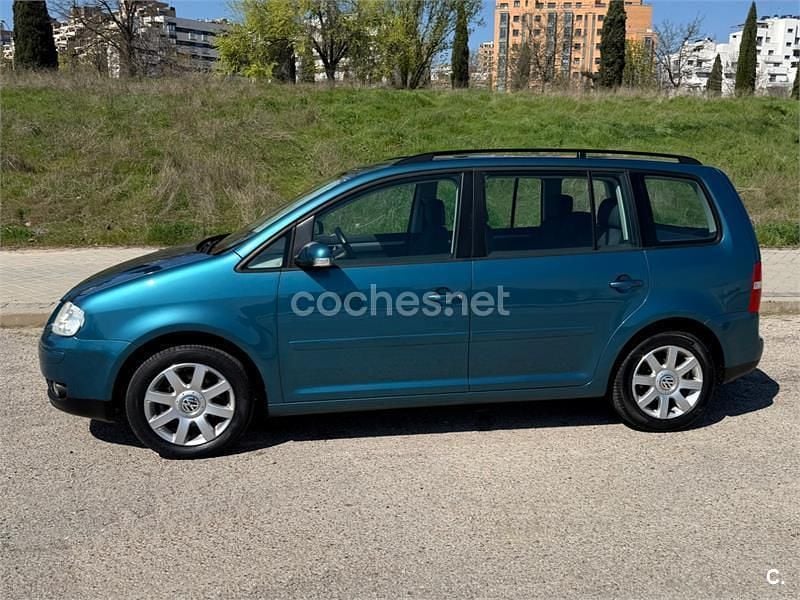 Usado VW Touran Highline 115 CV (84 kW) 2005 Azul Monovolumen
