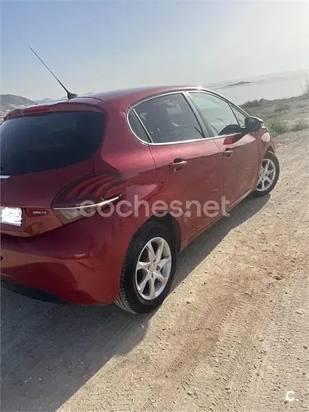 Usado Peugeot 208 Access 75 CV (55 kW) 2016 Rojo Utilitario