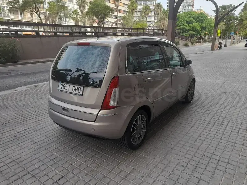 Usado Lancia Musa 90 CV (66 kW) 2008 Beige Monovolumen