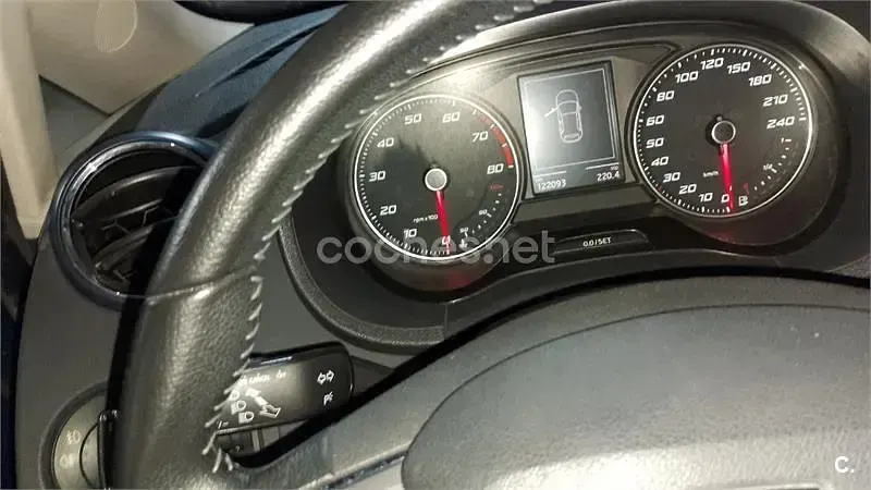 Usado Seat Ibiza CONNECT 90 CV (66 kW) 2015 Azul Berlina