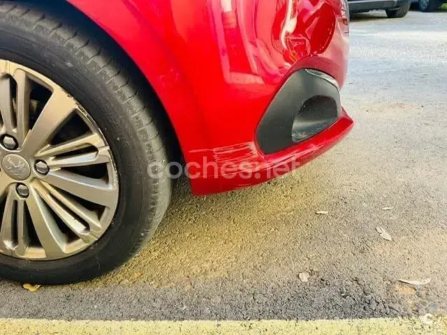 Usado Peugeot 208 Style 82 CV (60 kW) 2018 Granate Utilitario