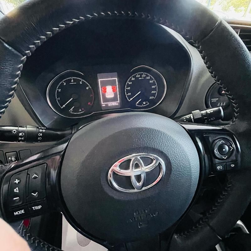 Usado Toyota Yaris Active 70 CV (51 kW) 2017 Rojo