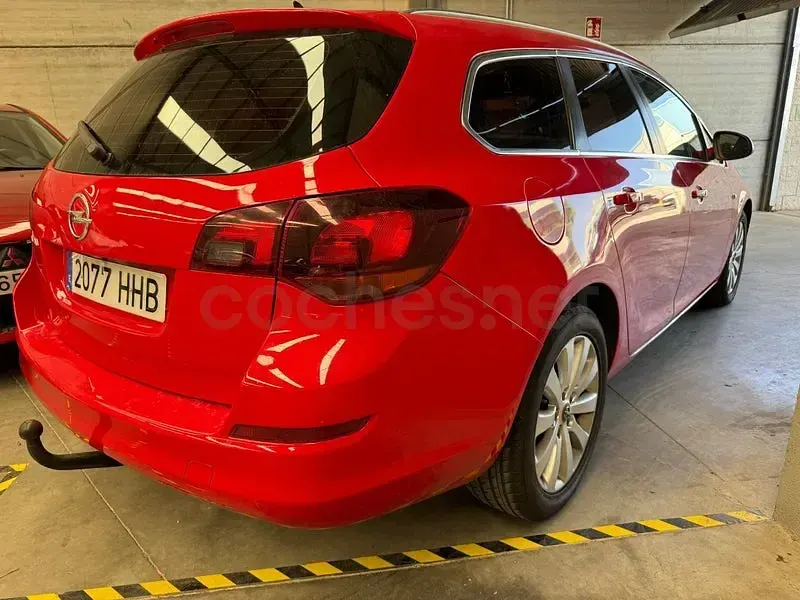 Usado Opel Astra Cosmo ST 125 CV (91 kW) 2011 Rojo Familiar