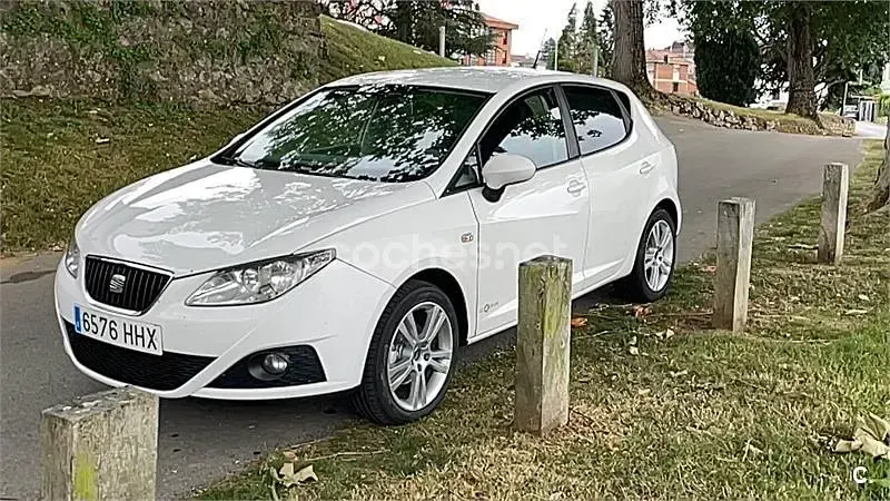 Usado Seat Ibiza Copa 90 CV (66 kW) 2012 Blanco Berlina