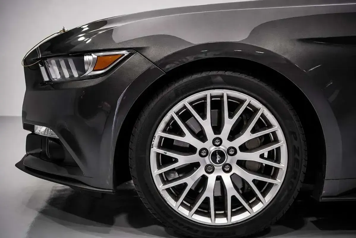 Usado Ford Mustang Fastback 314 CV (230 kW) 2017 Gris Coupe