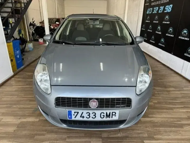 Usado Fiat Grande Punto Dynamic 75 CV (55 kW) 2009 Gris / plata Utilitario