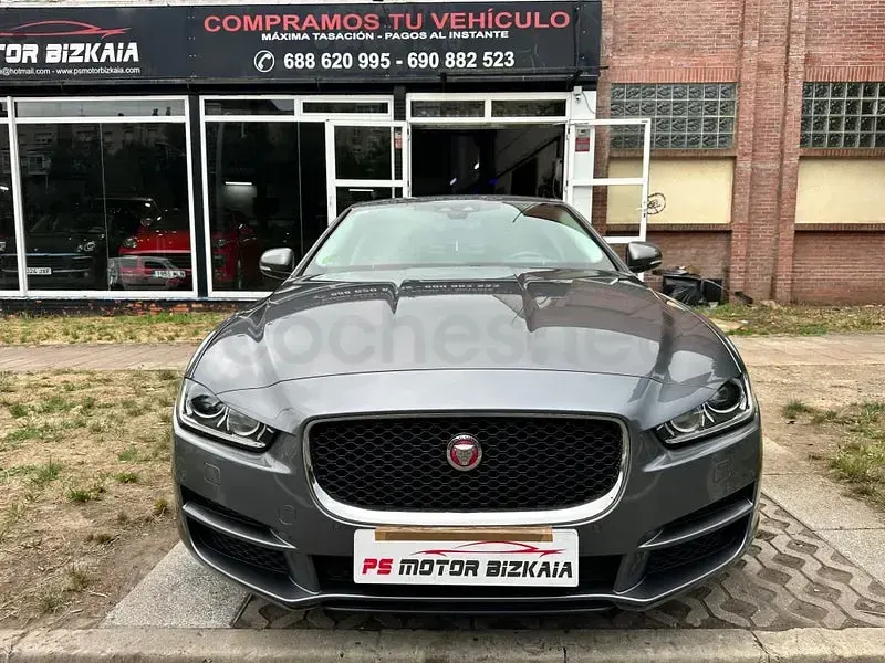 Usado Jaguar XE Portfolio 180 CV (132 kW) 2015 Gris / plata Berlina