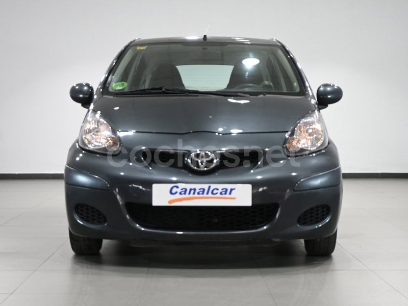 Usado Toyota Aygo 68 CV (50 kW) 2010 Gris Utilitario