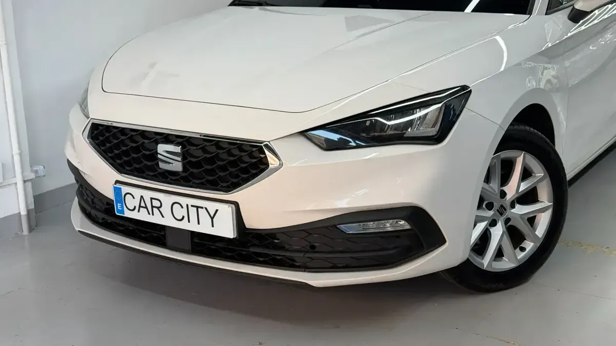 Używany Seat Leon Style 115 KM (84 kW) 2021 Biały Sedan/Limuzyna