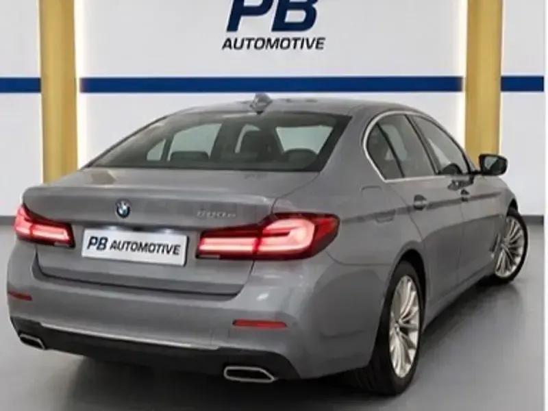 Usado BMW 530e Comfort Edition 292 CV (214 kW) 2023 Gris / plata Berlina