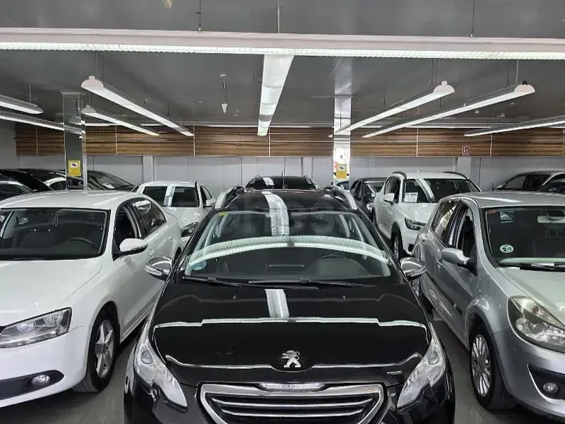 Usado Peugeot 2008 Allure 120 CV (88 kW) 2015 Negro SUV
