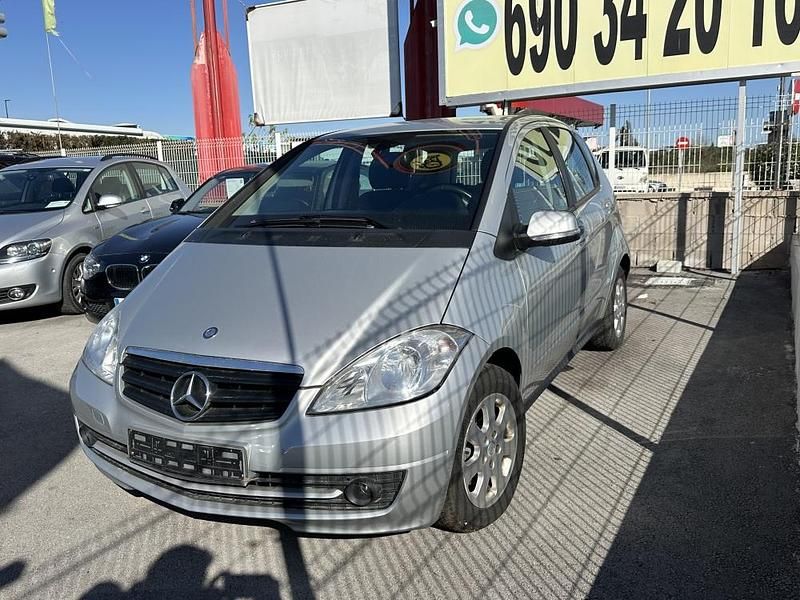 Usado Mercedes A180 Elegance 110 CV (80 kW) 2011 Plata metalico Utilitario