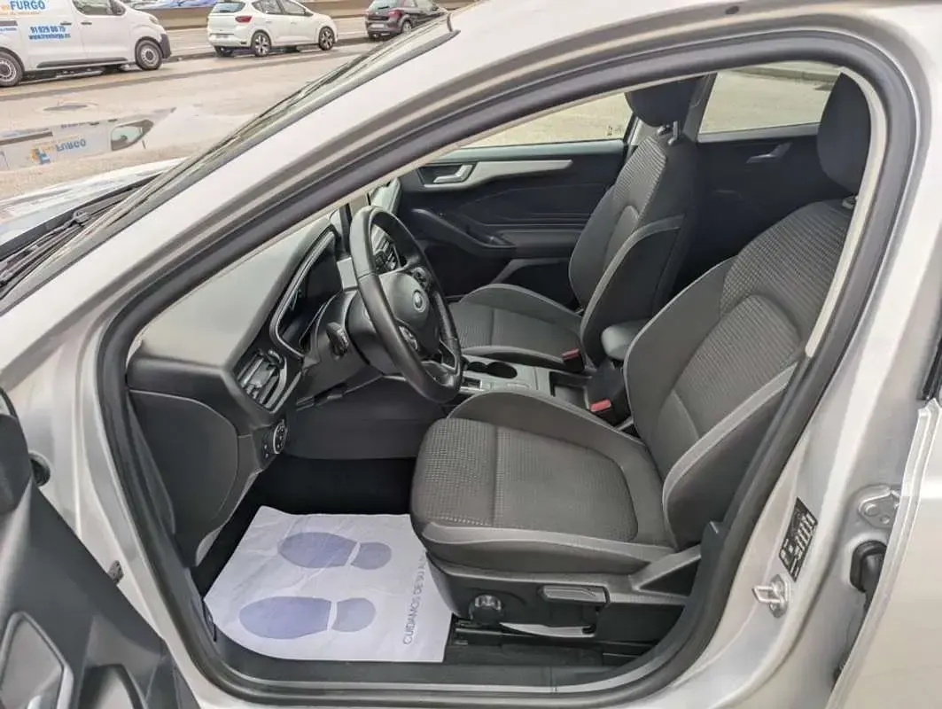 Usado Ford Focus Titanium 120 CV (88 kW) 2021 Gris Utilitario