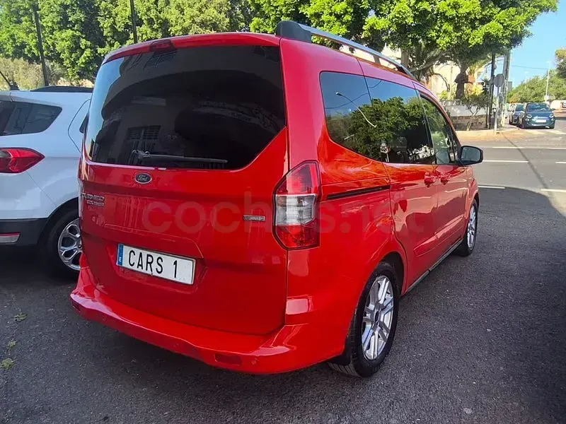Usado Ford Tourneo Courier Ambiente 100 CV (73 kW) 2017 Rojo Monovolumen