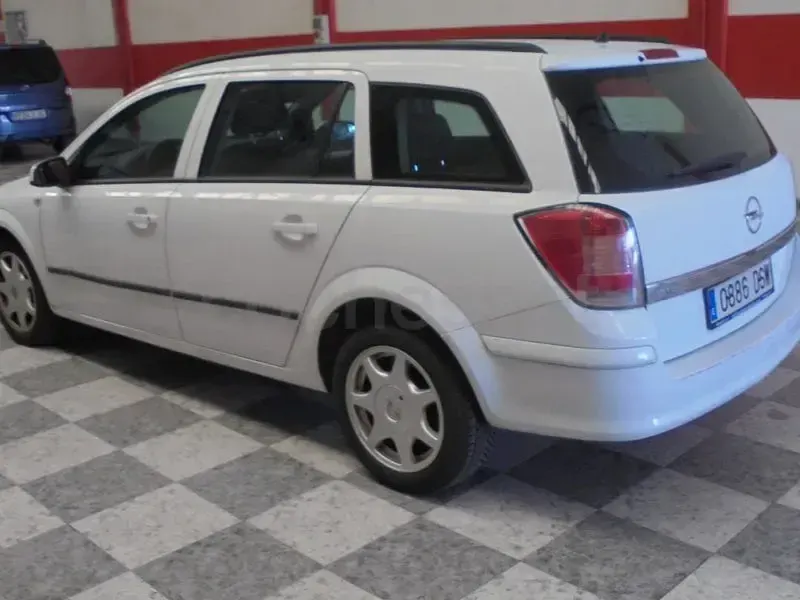 Usado Opel Astra Enjoy 100 CV (73 kW) 2005 Blanco Familiar