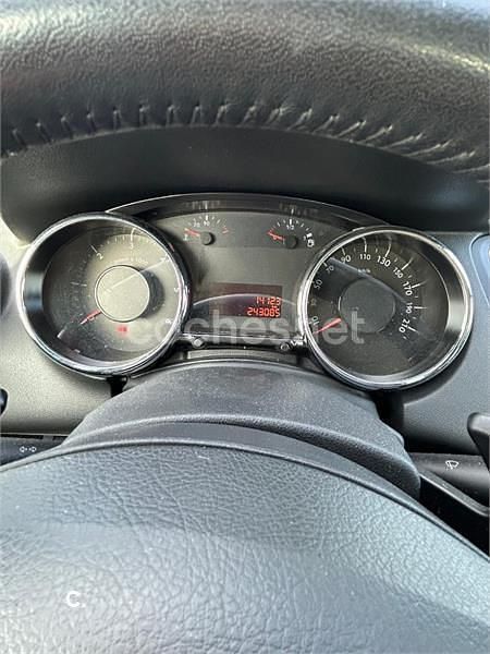 Usado Peugeot 5008 Allure 115 CV (84 kW) 2013 Marrón Monovolumen