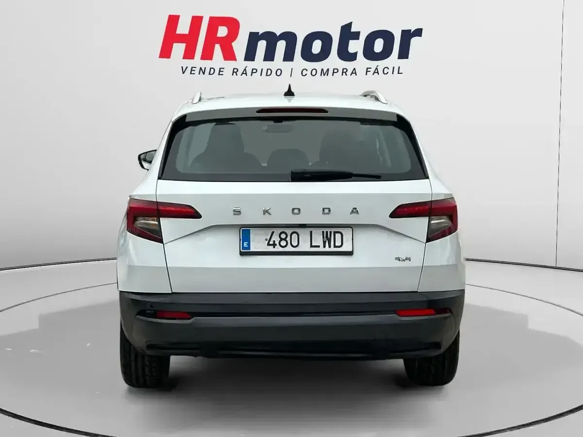 Usado Skoda Karoq Ambition 150 CV (110 kW) 2022 Blanco SUV