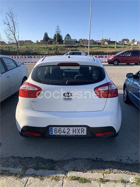 Usado Kia Rio 84 CV (61 kW) 2014 Blanco Berlina