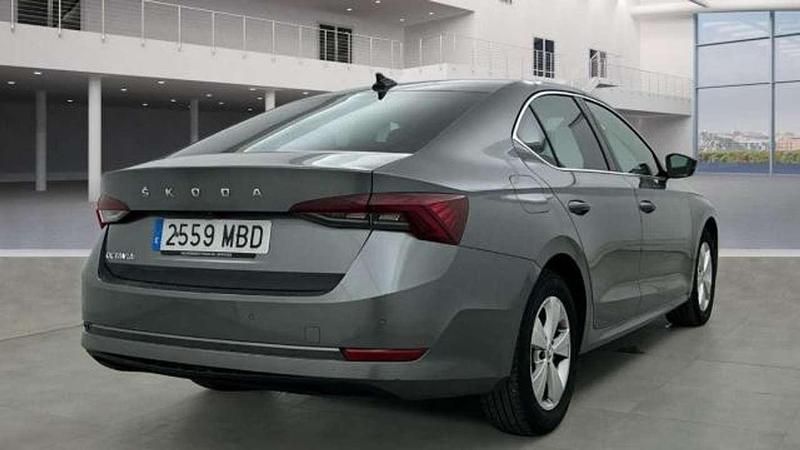 Usado Skoda Octavia Ambition 131 CV (96 kW) 2022 Gris Utilitario