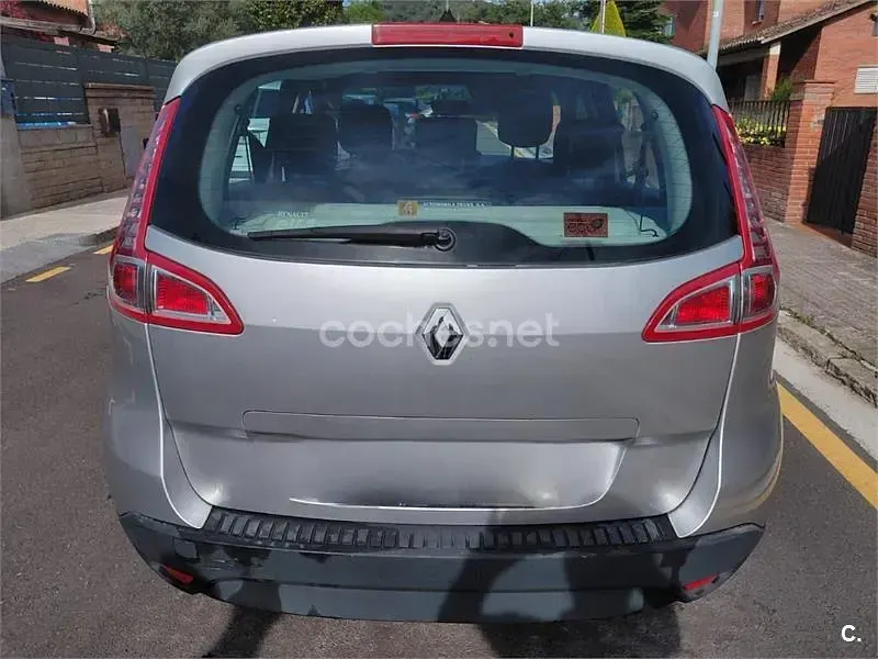 Usado Renault Scenic E-Tech Authentique 85 CV (62 kW) 2010 Gris / plata Monovolumen
