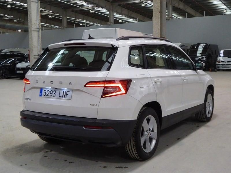 Usado Skoda Karoq Ambition 150 CV (110 kW) 2021 Blanco SUV