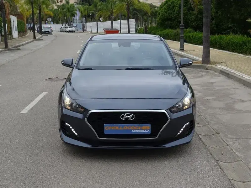 Usado Hyundai i30 120 CV (88 kW) 2018 Gris / plata Berlina