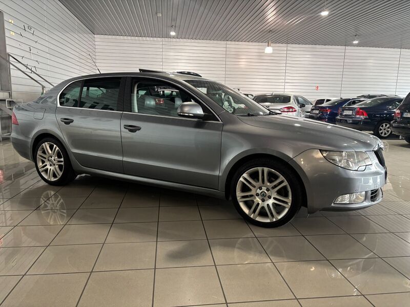 Usado Skoda Superb Ambition 170 CV (125 kW) 2009 Gris / plata Berlina