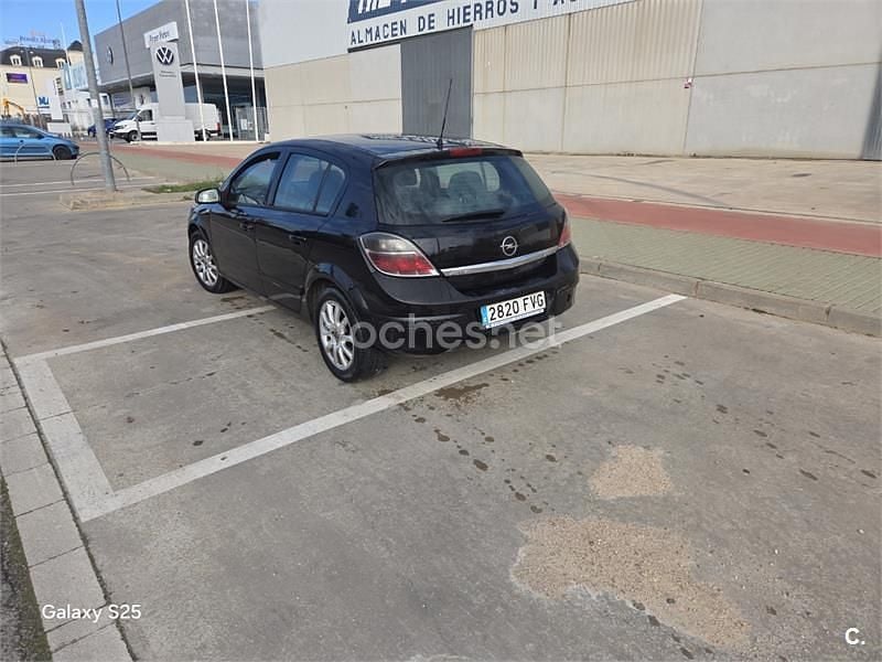 Negro Usado 2007 Opel Astra Enjoy Berlina | 2300 € (Precio justo) - Imagen 1/4