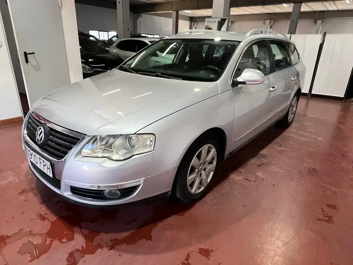 Usado VW Passat Individual 140 CV (102 kW) 2007 Gris / plata Familiar