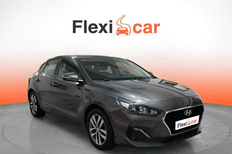 Gris Usado 2018 Hyundai i30 Berlina | 11.990 € (Precio justo) - Imagen 1/4