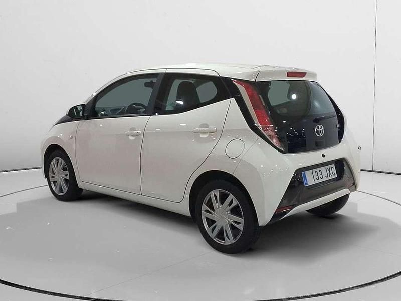 Usado Toyota Aygo X-play 72 CV (52 kW) 2017 Blanco Utilitario