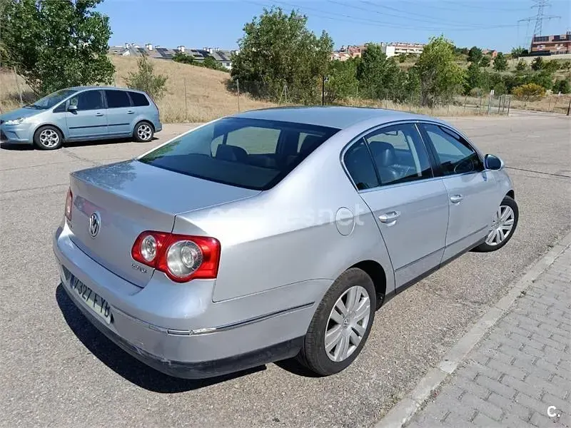 Usado VW Passat Trendline 140 CV (102 kW) 2007 Gris / plata Berlina