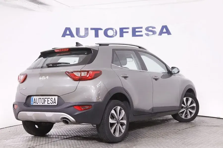Usado Kia Stonic 120 CV (88 kW) 2023 Verde SUV