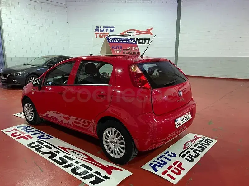 Usado Fiat Punto Pop 69 CV (50 kW) 2016 Rojo Utilitario