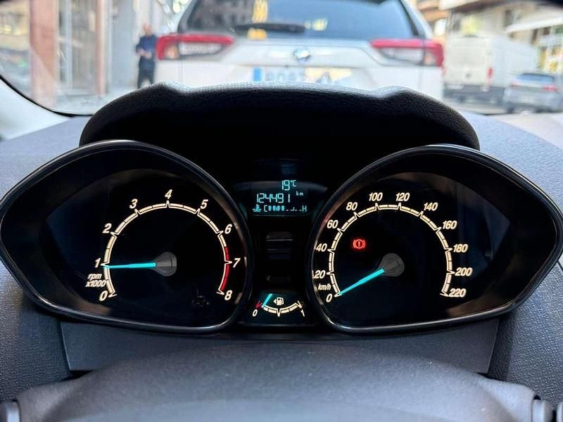 Usado Ford Fiesta Trend 101 CV (74 kW) 2016 Plateado Utilitario