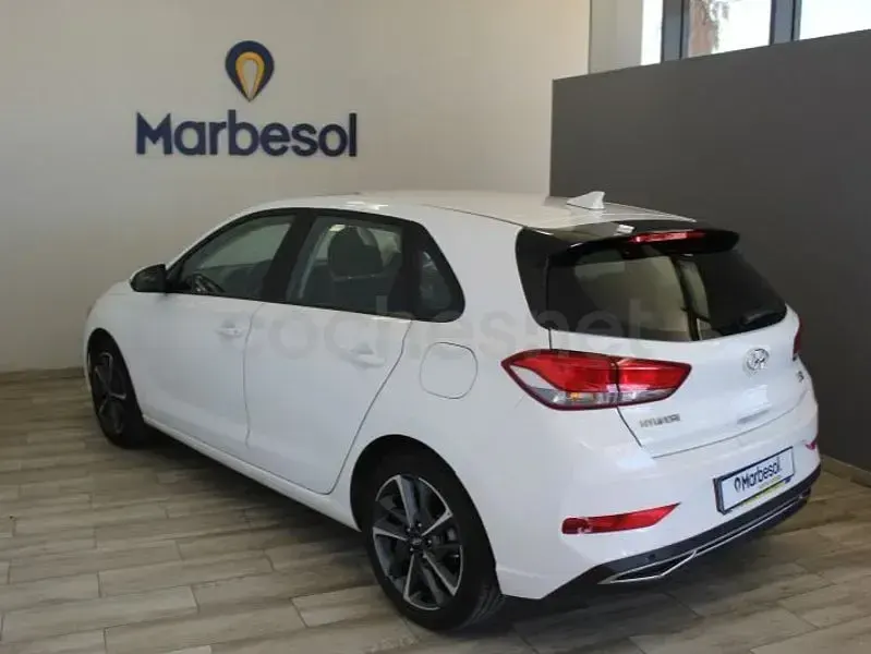 Usado Hyundai i30 110 CV (80 kW) 2021 Blanco Berlina