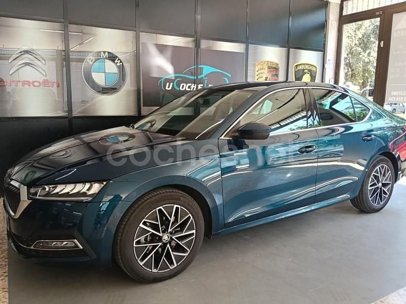 Azul Usado 2023 Skoda Octavia Ambition Berlina | 24.900 € (Precio justo) - Imagen 1/4