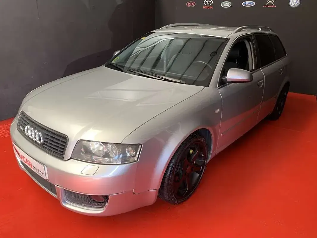 Usado Audi A4 220 CV (161 kW) 2002 Plateado Familiar