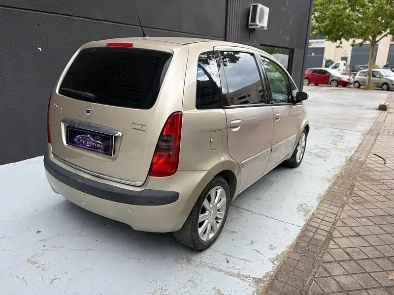 Usado Lancia Musa 90 CV (66 kW) 2007 Marrón Monovolumen