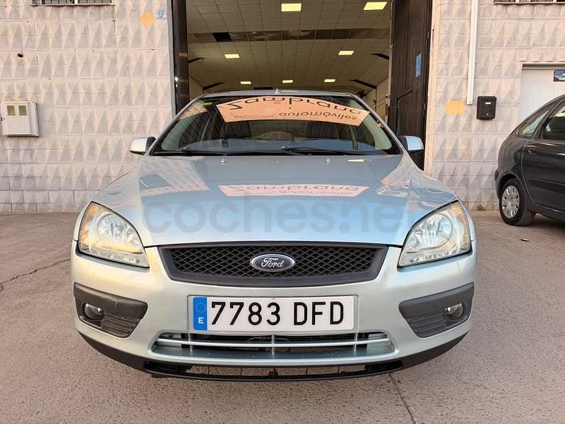 Usado Ford Focus Trend 100 CV (73 kW) 2006 Gris / plata Berlina