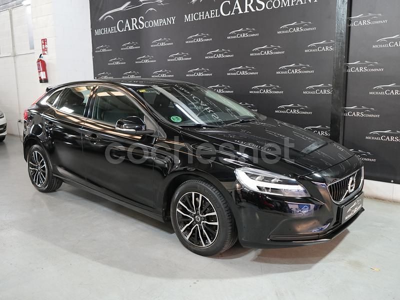 Negro Usado 2018 Volvo V40 Momentum Berlina | 17.900 € (Caro) - Imagen 1/4