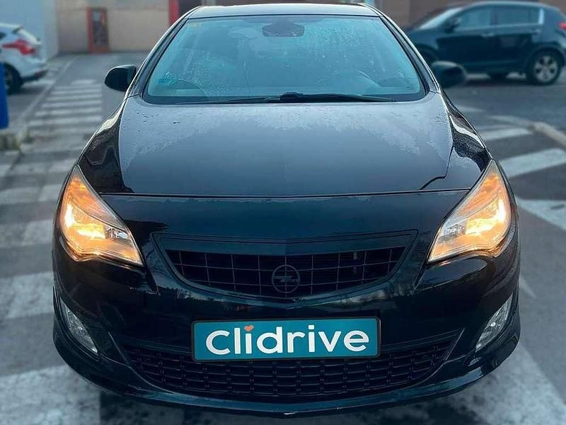 Usado Opel Astra Enjoy 101 CV (74 kW) 2011 Negro Utilitario