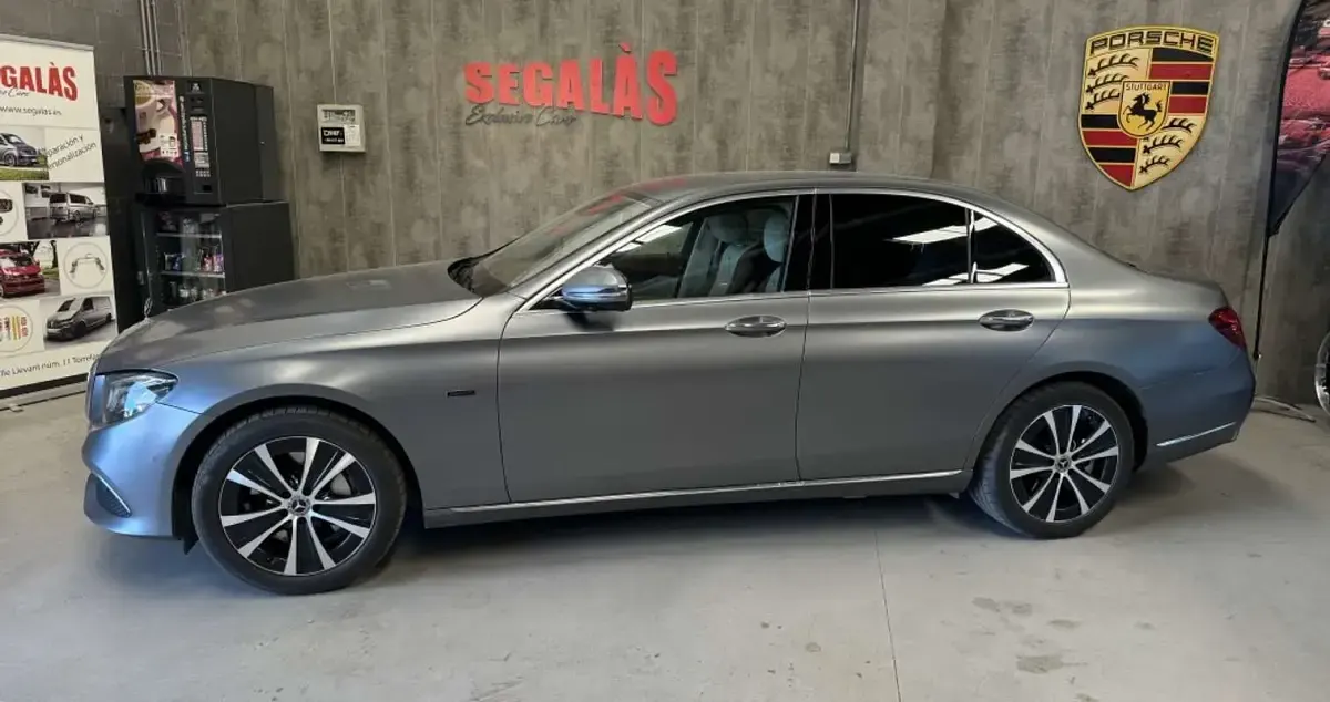 Usado Mercedes E300 306 CV (225 kW) 2021 Gris Berlina