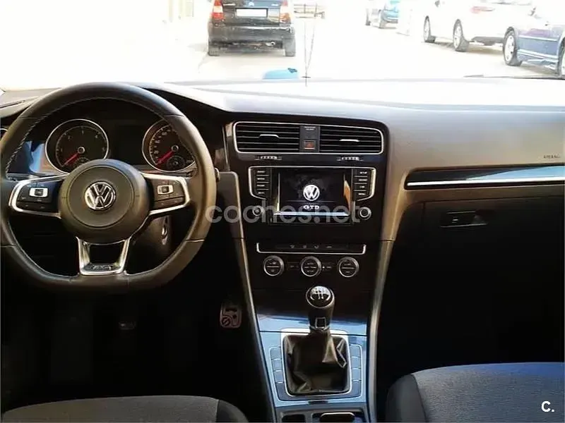 Usado VW Golf VII Advance 105 CV (77 kW) 2014 Gris / plata Berlina