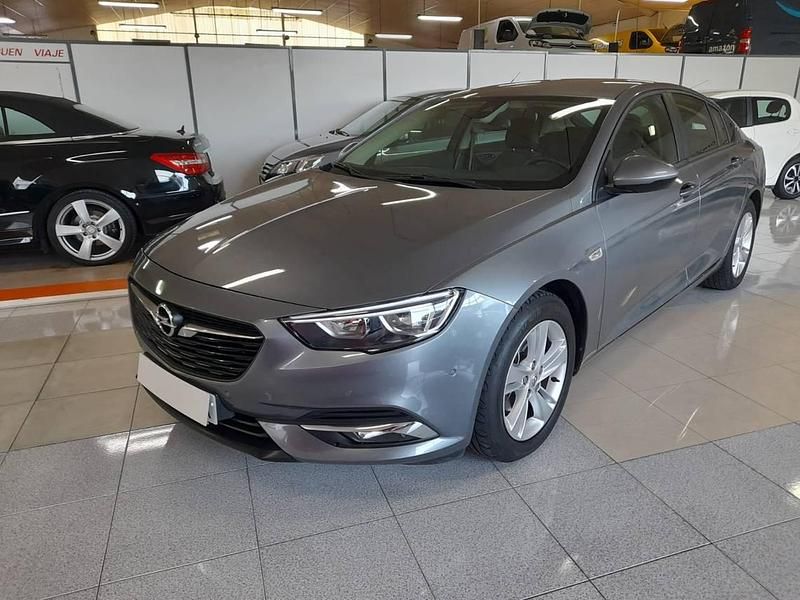 Usado Opel Insignia Selective 140 CV (102 kW) 2016 Gris Berlina