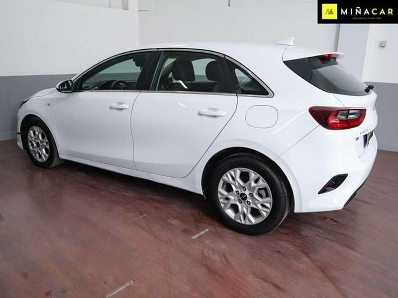 Usado Kia Ceed 120 CV (88 kW) 2023 Blanco Utilitario