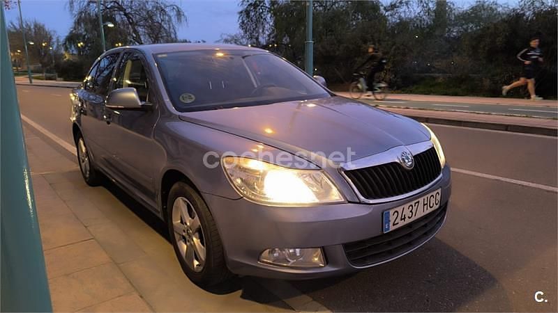 Usado Skoda Octavia Family 105 CV (77 kW) 2011 Gris / plata Berlina