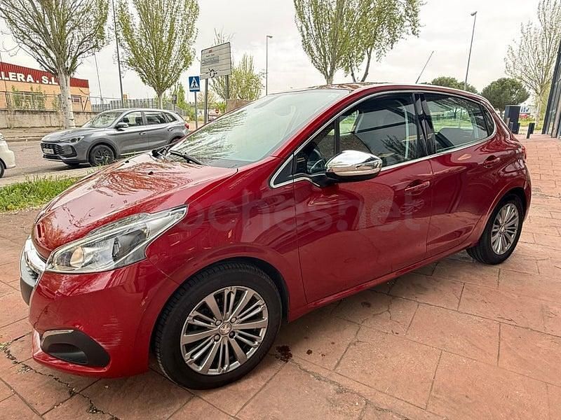 Usado Peugeot 208 Allure 110 CV (80 kW) 2017 Granate Utilitario