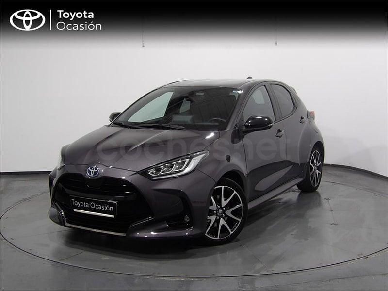 Usado Toyota Yaris Hybrid Style 116 CV (85 kW) 2022 Gris / plata Utilitario